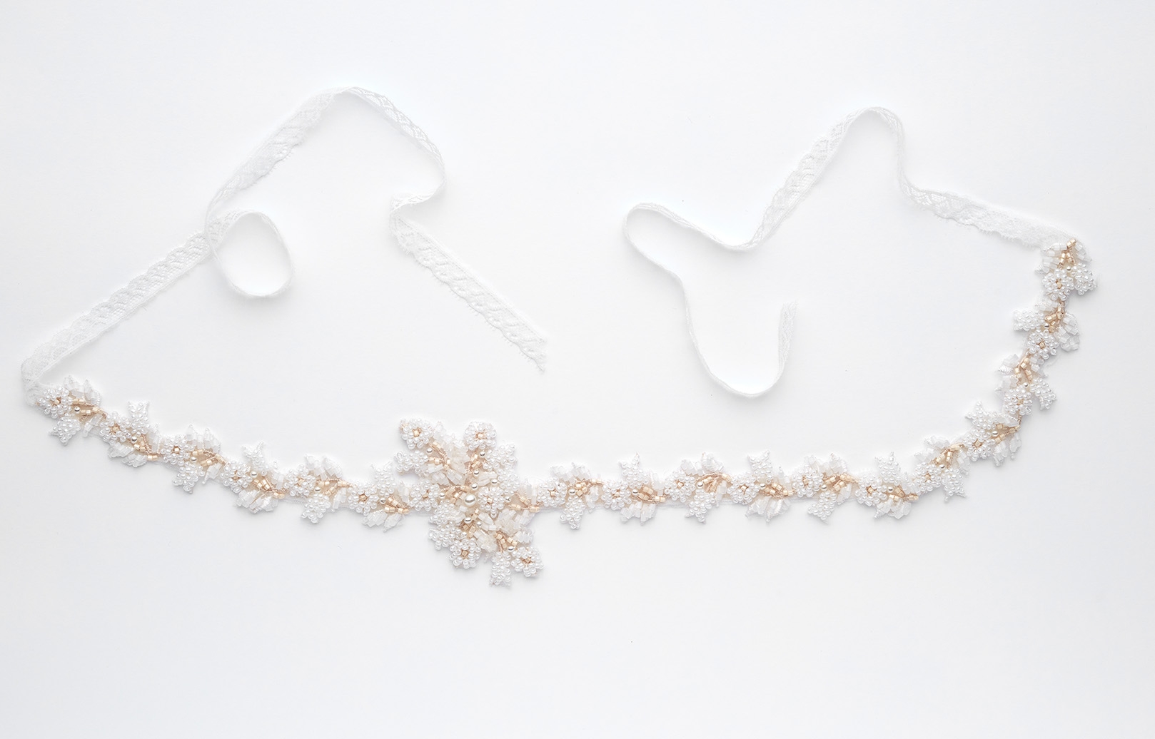 تشكيلة مختلفة من القلادات بتصاميم جريئة