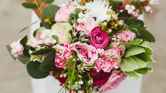 باقات زهور لإطلالة رومنسية حالمة في حفل زفافك