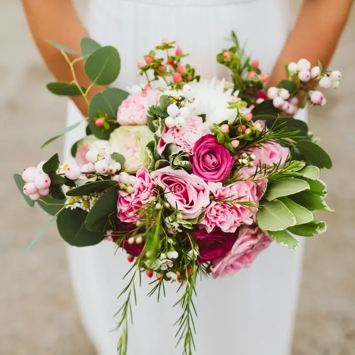 باقات زهور لإطلالة رومنسية حالمة في حفل زفافك