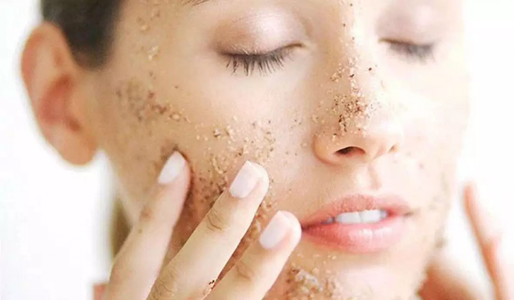 4 مقشرات محلية الصنع للبشرة الجافة!