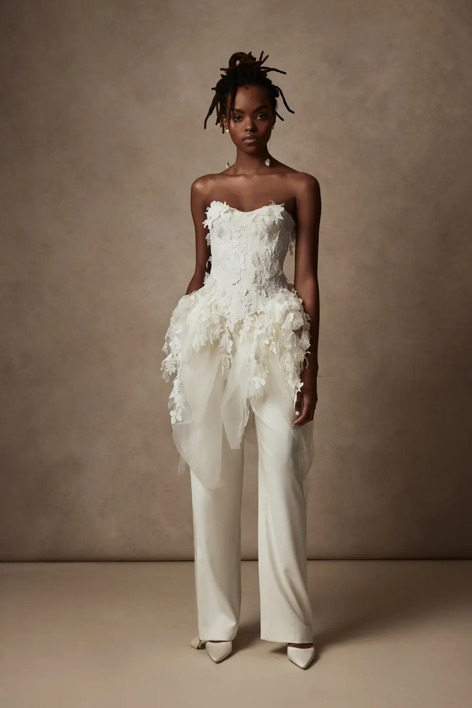 بالصور: بدلات زفاف بتصاميم جريئة وجذابة