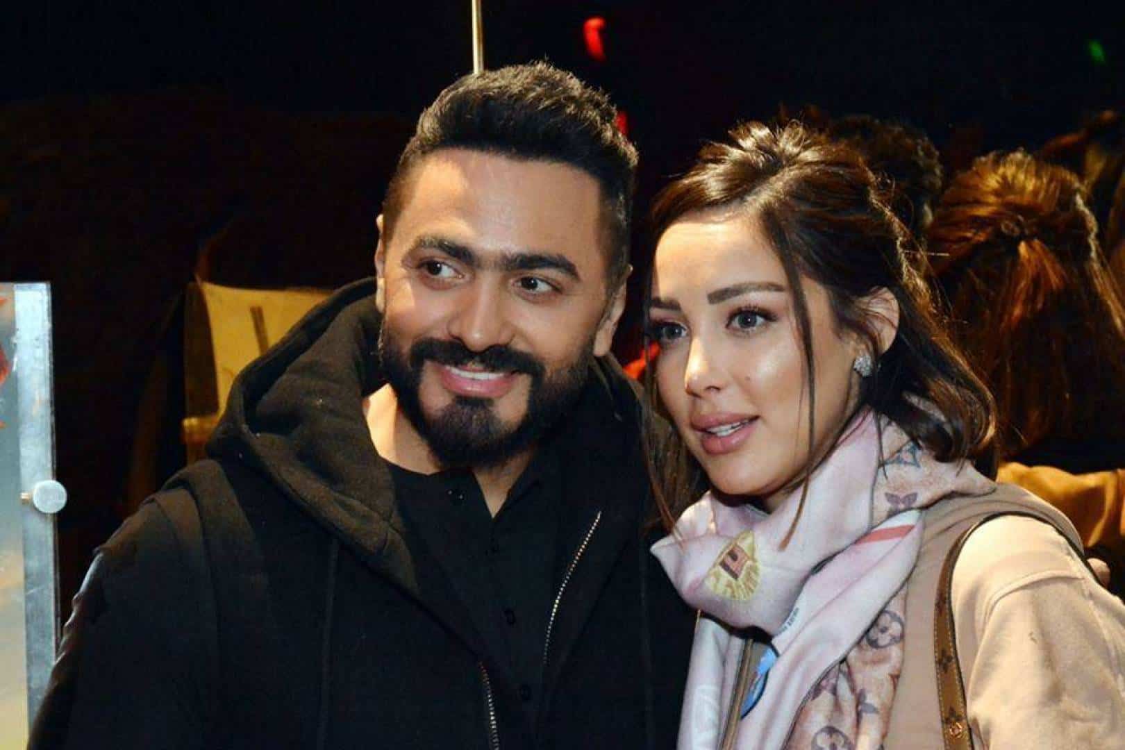 بالفيديو: تامر حسني يشعل حفل الكويت بتقبيل يد زوجته بسمة بوسيل!