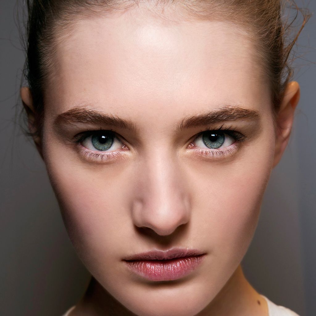 تعرفي على أسرار تمويه بقع الحبوب والاحمرار  من خبيرة مكياج علامة Avène