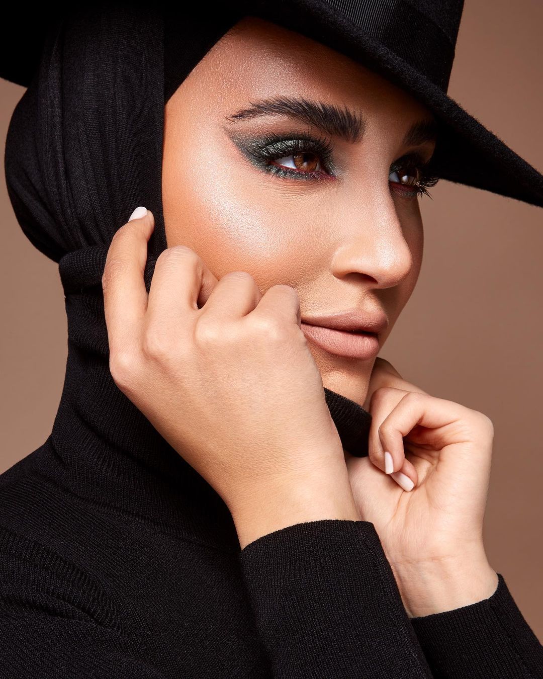 بالخطوات: مكياج عيون بالظلال المعدنية للسهرات من وحي دلال الدوب