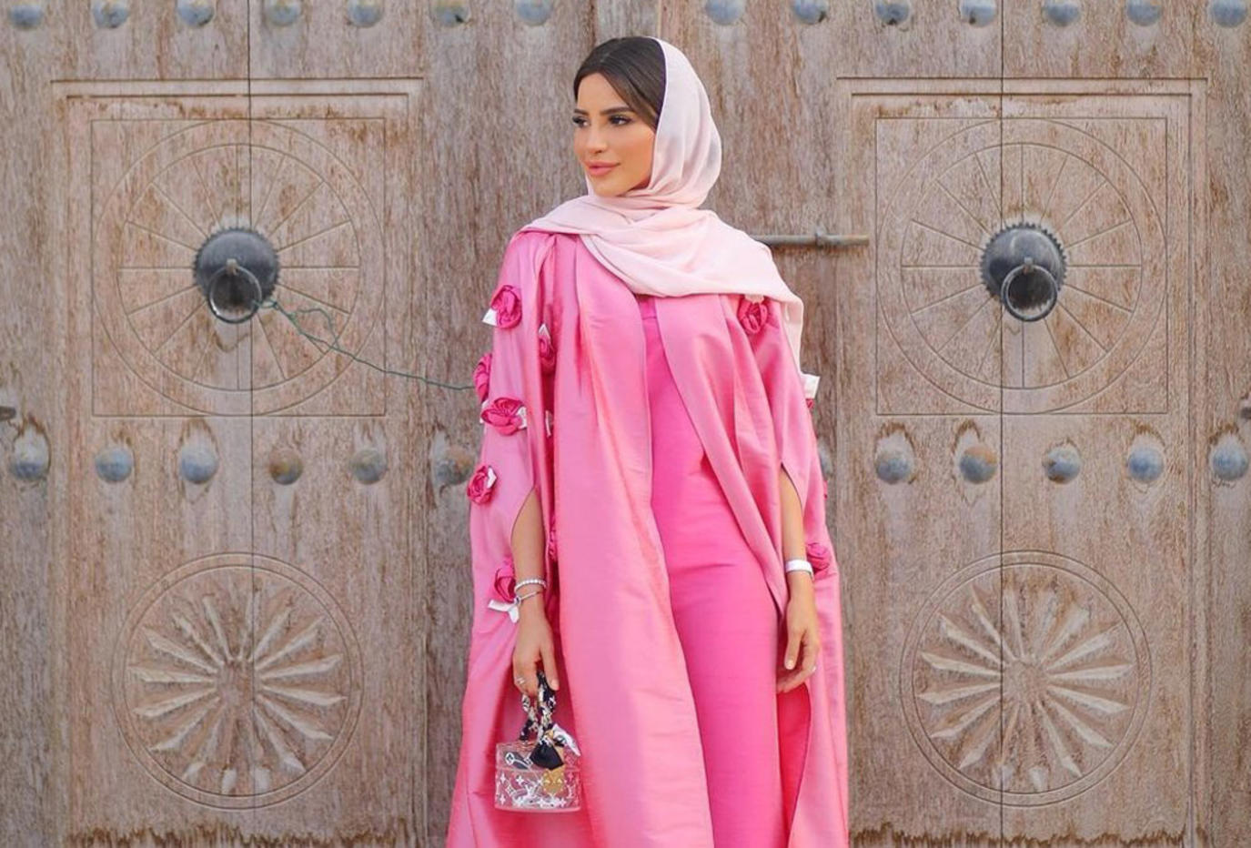 بالصور: موديلات عبايات باللون الزهري لطلة أنيقة في موسم الربيع