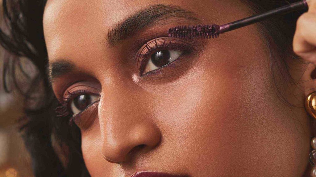 أفضل ماسكرا ملونة مناسبة مع لون عيونك