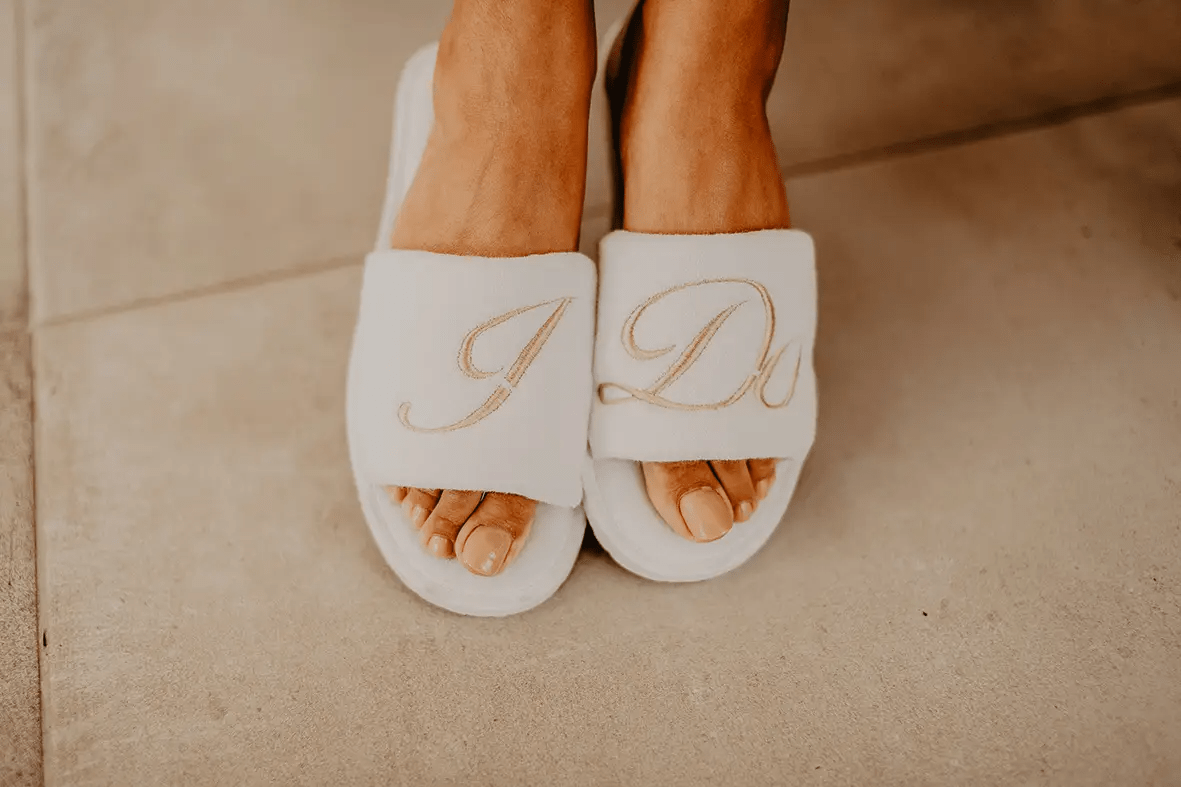 موديلات رائعة من نعال العروس للحضور بها أثناء الإستعدادات