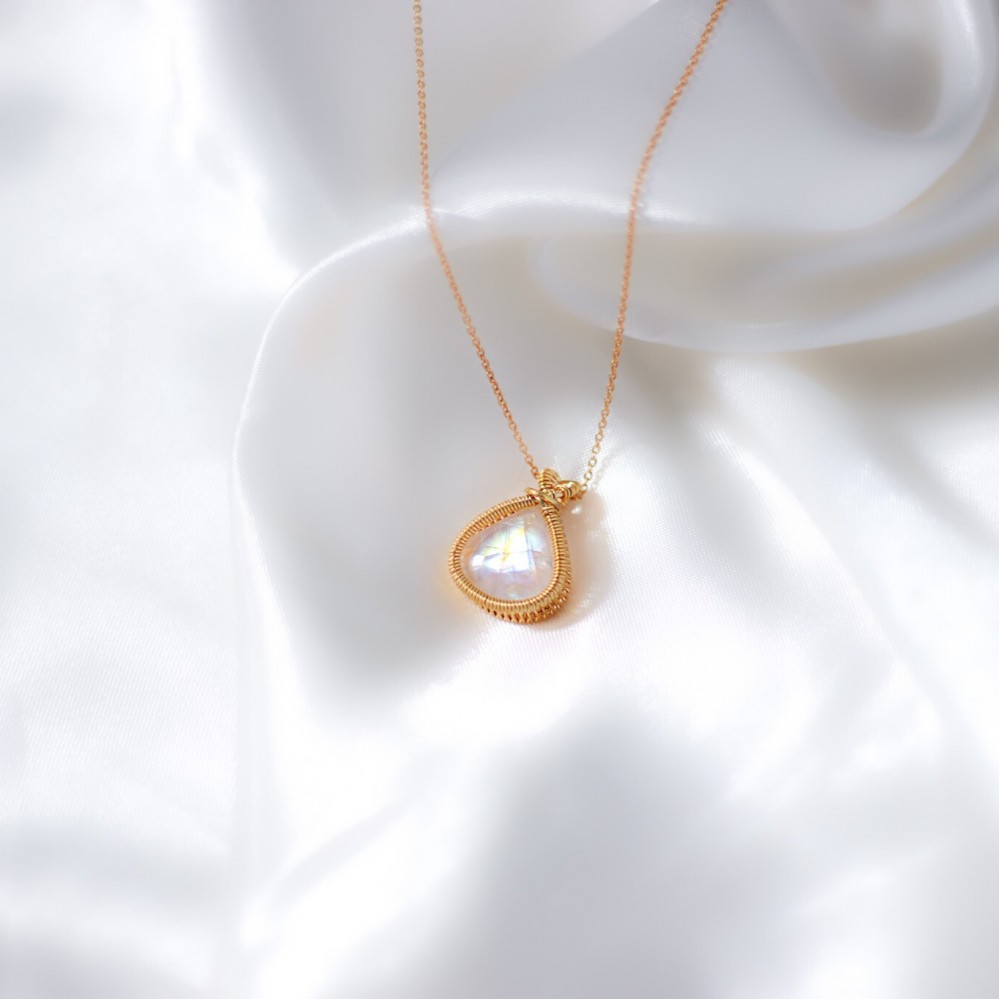 للعروس المحجبة: أجمل السلاسل الطويلة المرصعة بحجر عين النمر