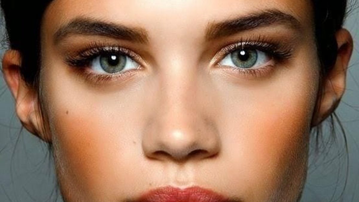 نصائح مكياج لصاحبات العيون الصغيرة