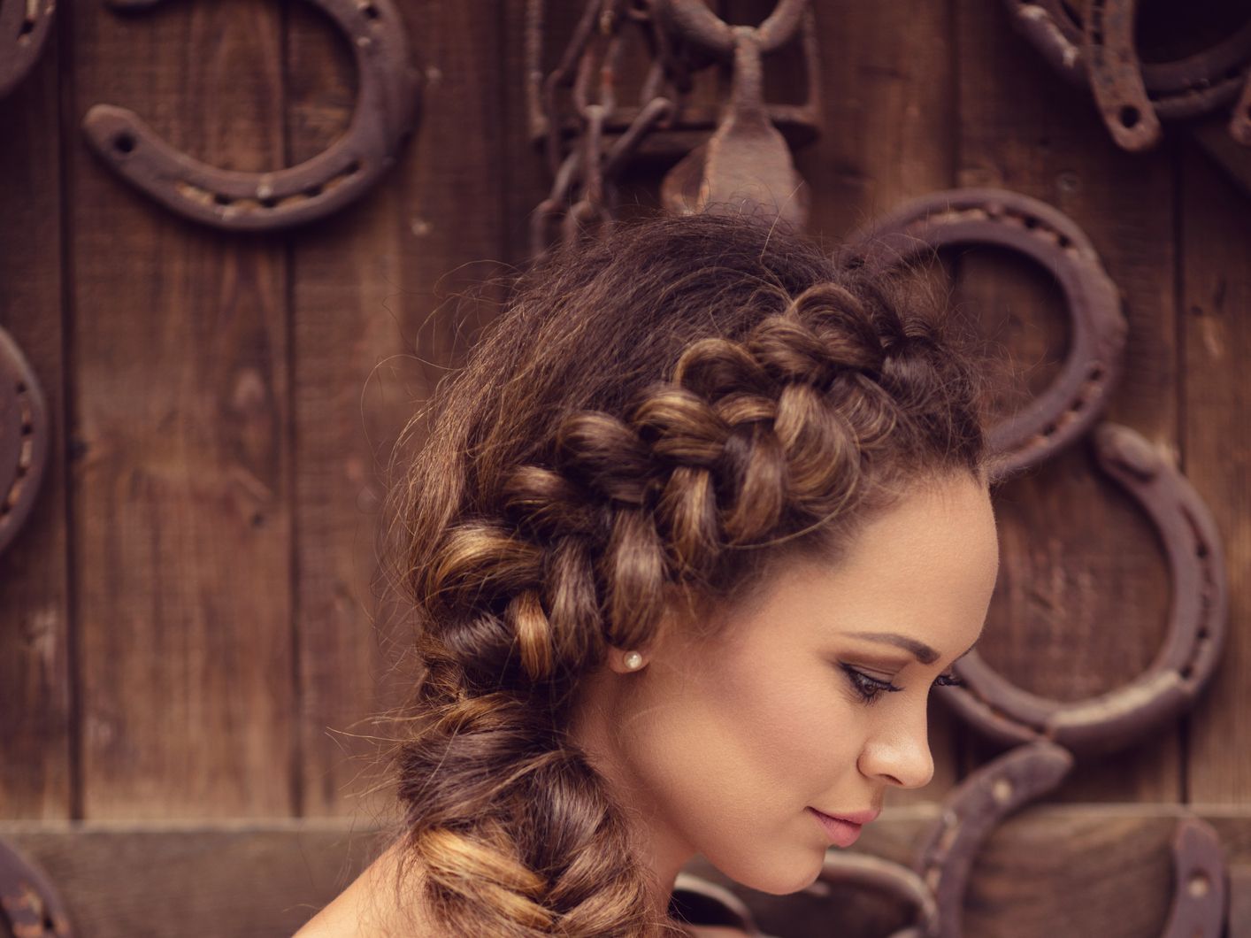 تسريحة الجديلة الفخمة للعروس صاحبة الشعر الطويل