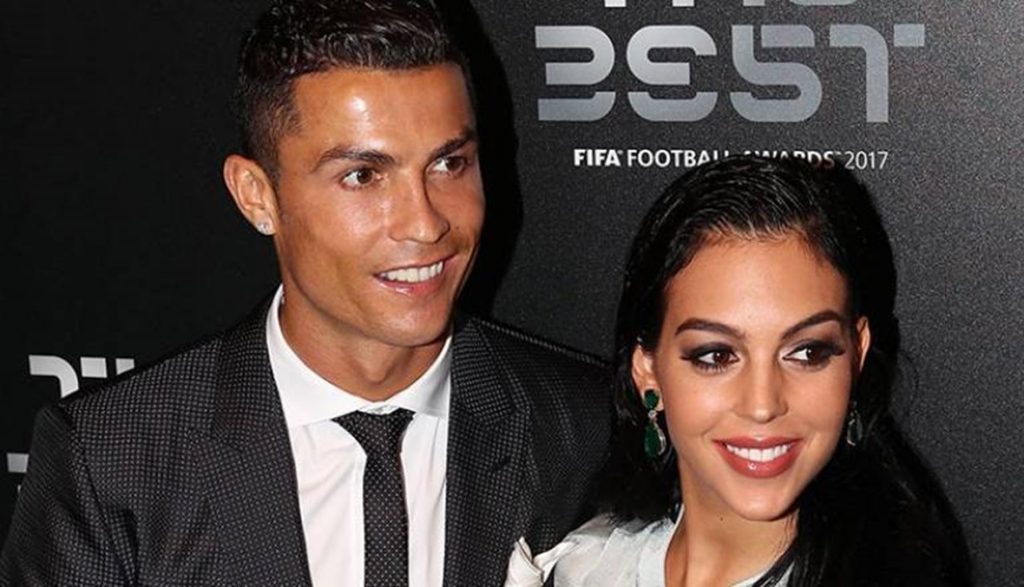 بالخطوات: مكياج برونزي ناعم من وحي جورجينا رودريغيز