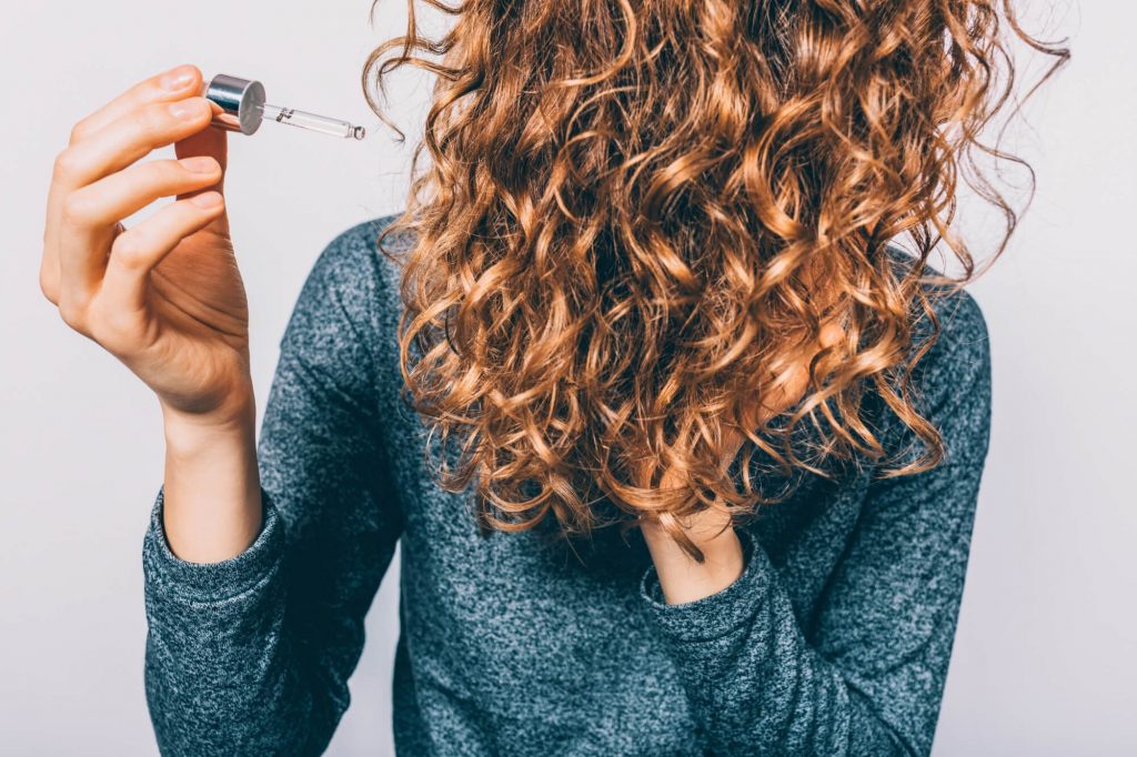 خلطة زيت الخروع السحرية لتغذية خصلات الشعر