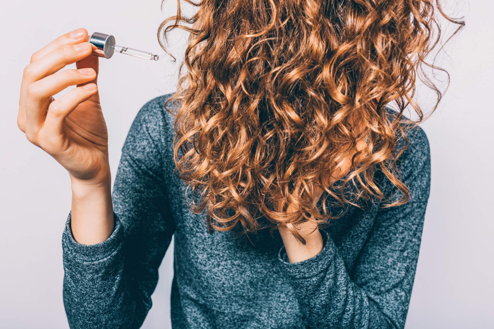 خلطة زيت الخروع السحرية لتغذية خصلات الشعر