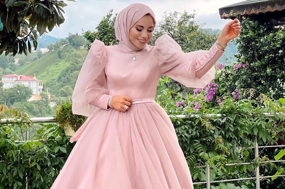 بالصور: أجمل موديلات فساتين خطوبة للمحجبات باللون الذهبي