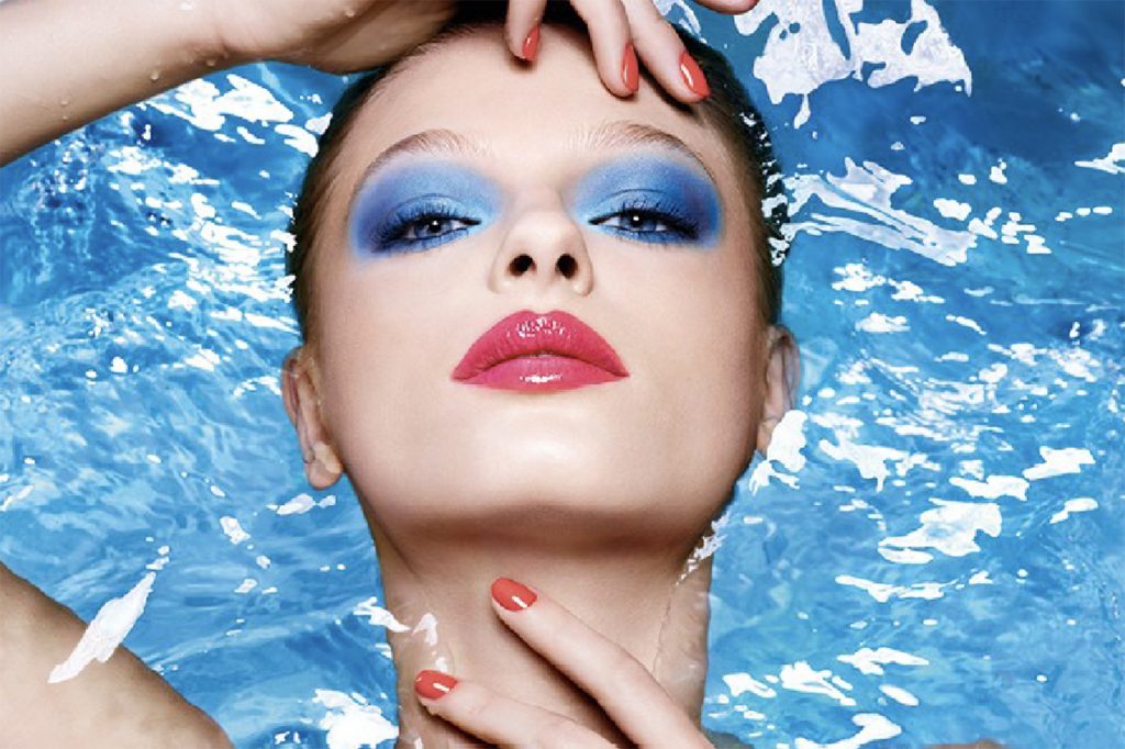 مكياج صيفي مقاوم للماء في 3 خطوات أساسية.. اتبعيها