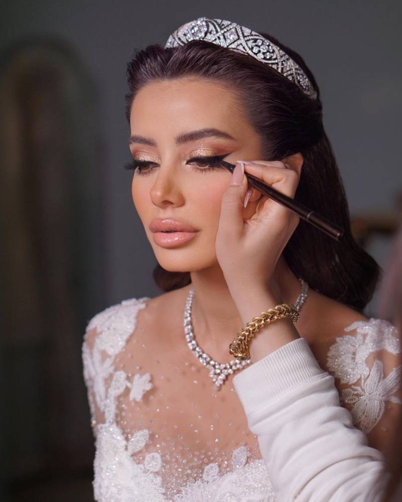 مكياج عيون بني لامع للعروس الناعمة بالخطوات