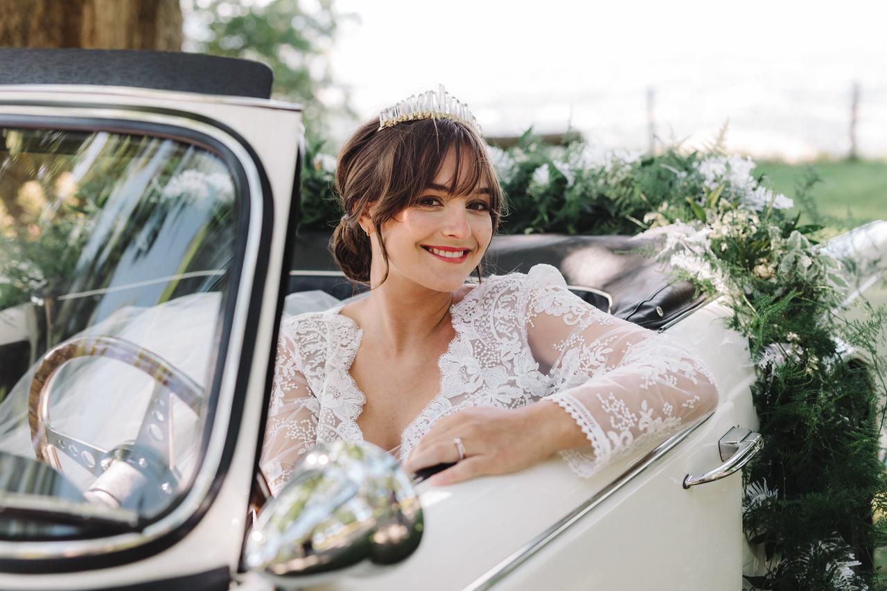 أجمل 15 تاج ملكي للعروس بقمم عالية لإطلالة مميزة في حفل زفافك