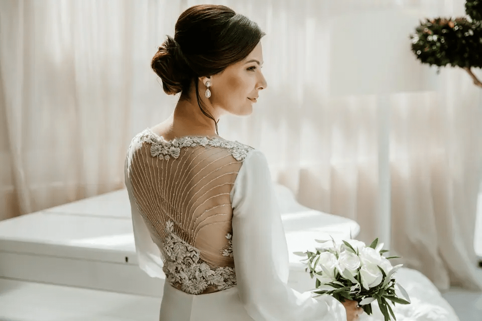 فساتين زفاف مرصعة بالجواهر لإطلالة ملفتة للأنظار