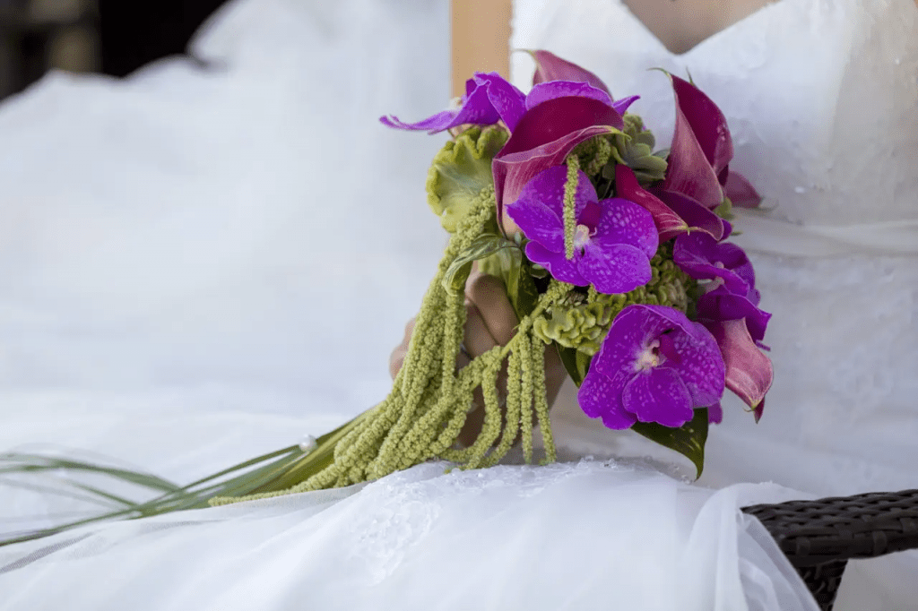 بوكيه زهور الأوركيد أجمل اكسسوار للعروس في حفل زفافها