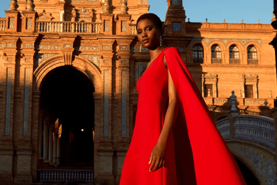 فساتين سهرات باللون الأحمر لإطلالة أنثوية حالمة بالصور