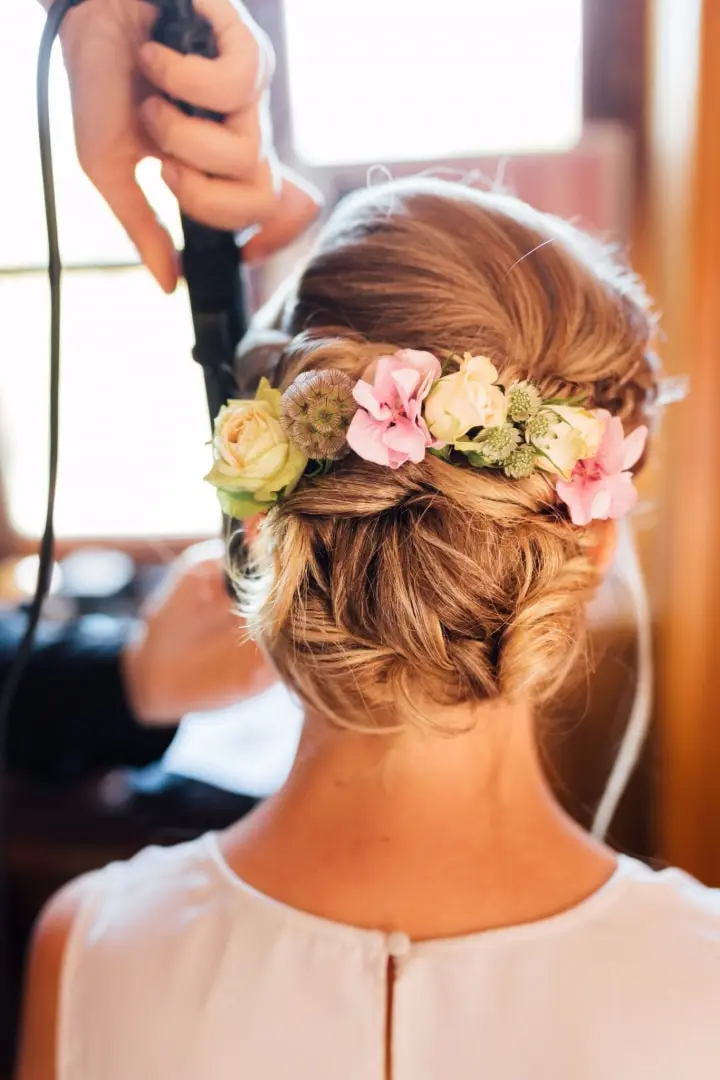مشابك شعر من الزهور لعروس ناعمة وأنيقة بالصور