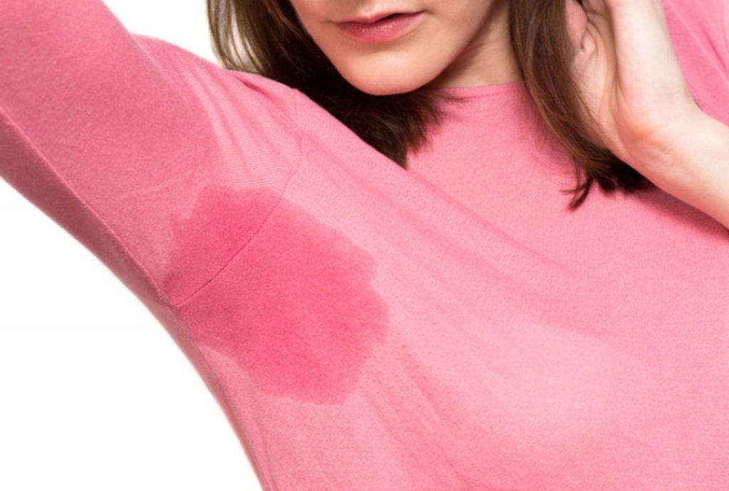 آثار العرق على الملابس وحيل و للتخلص منه