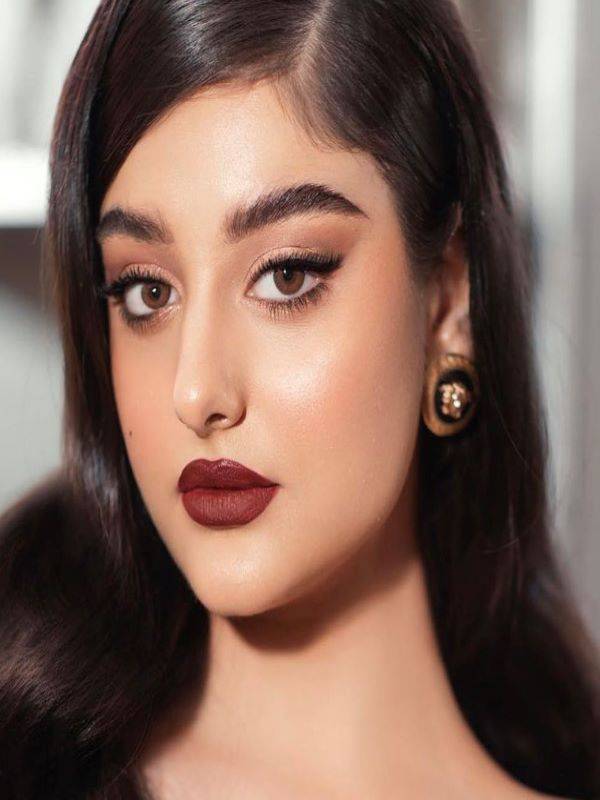 أفكار مكياج باللون العنابي