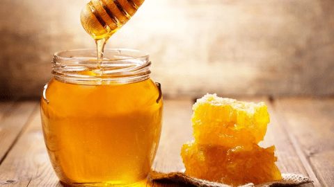 فوائد شرب العسل مع الماء الدافئ