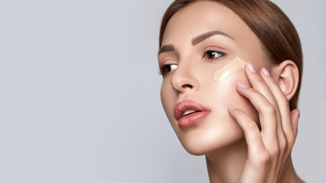 نصائح مكياج هامة لتجنب تحول لون الأساس للبرتقالي!