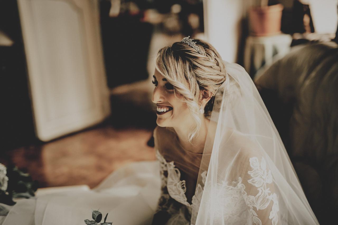 تسريحات عرائس بالطرحة لإطلالة أنثوية حالمة