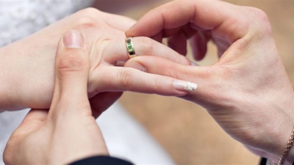 طرق تفتيح اليدين وترطيبها قبل حفل الزفاف