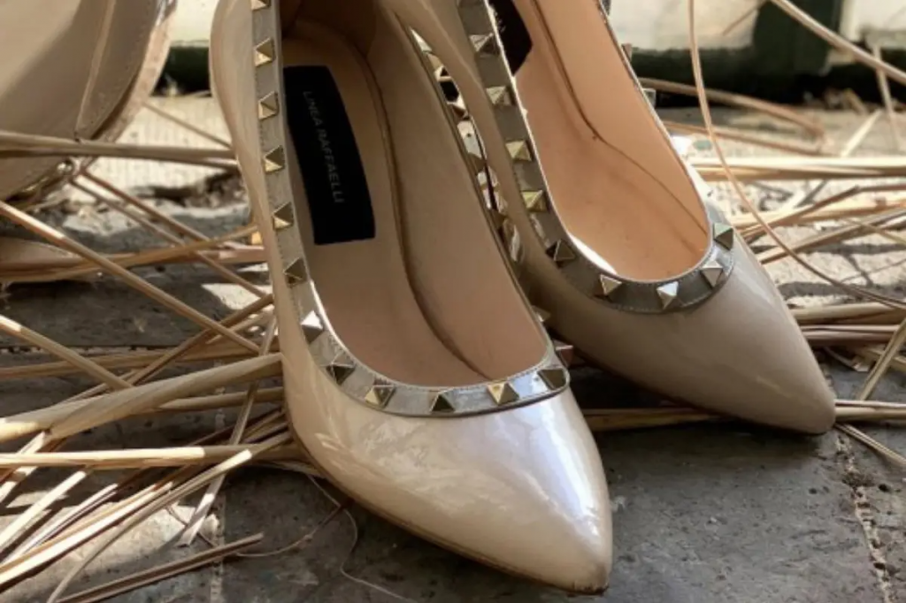 حذاء عروس بالمسامير المدببة موضة صيف وخريف 2022