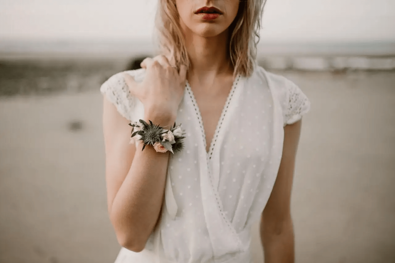 مجوهرات للعروس من الزهور والنباتات لحفل زفاف ريفي جميل