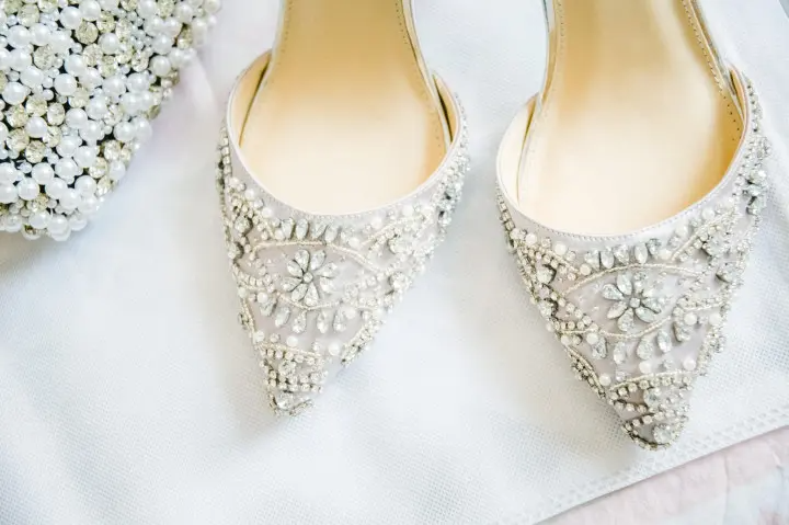 أحذية زفاف مزينة