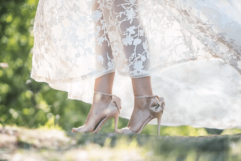 أحذية زفاف مزينة بالمجوهرات لإطلالة لامعة وبراقة