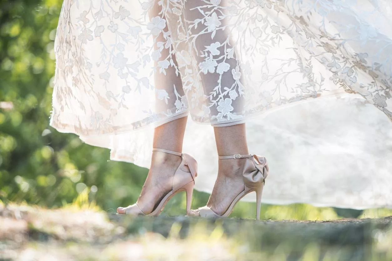 أحذية زفاف مزينة بالمجوهرات لإطلالة لامعة وبراقة