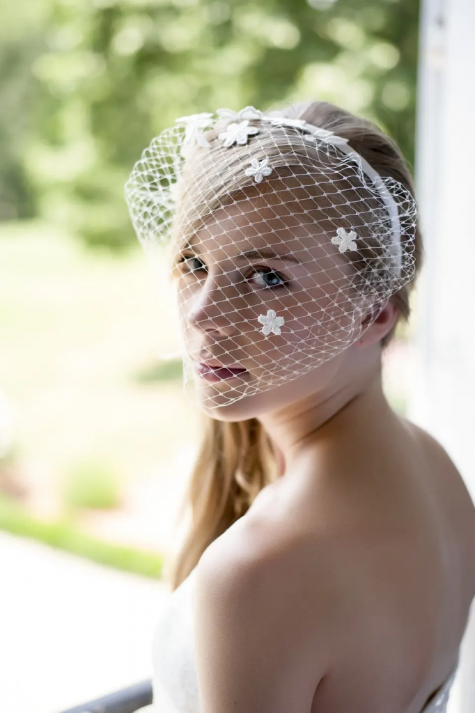 كيفية تنسيق طرحة العروس الصغيرة