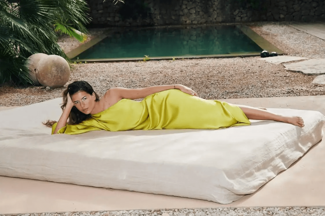 تصاميم فساتين Zara لإطلالة راقية في الحفلات