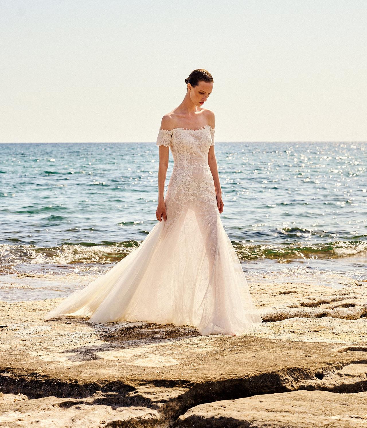 فساتين زفاف Costarellos الملهمة وبقصات تلبي جميع الأذواق