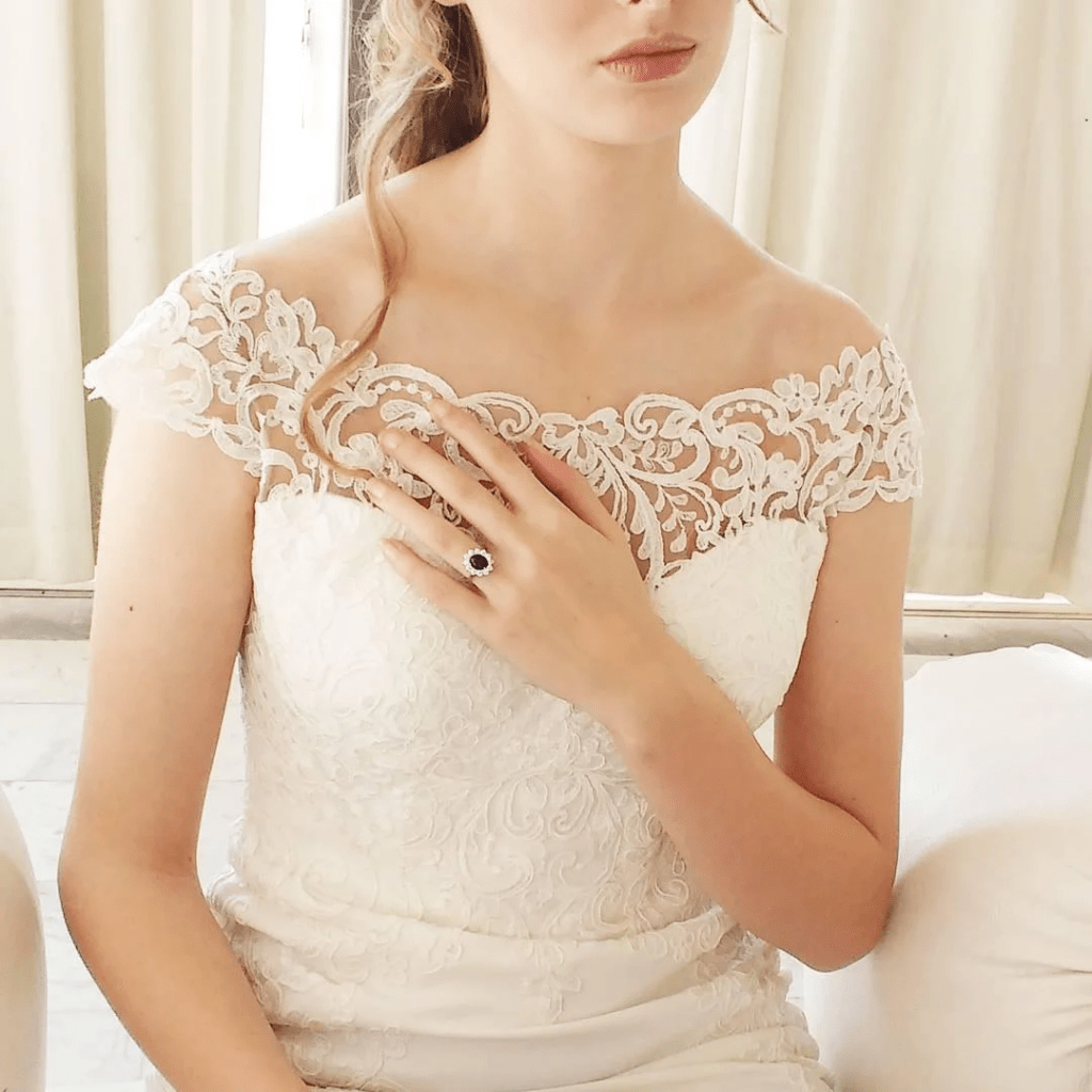 المجوهرات المناسبة لك حسب ديكولتيه الفستان