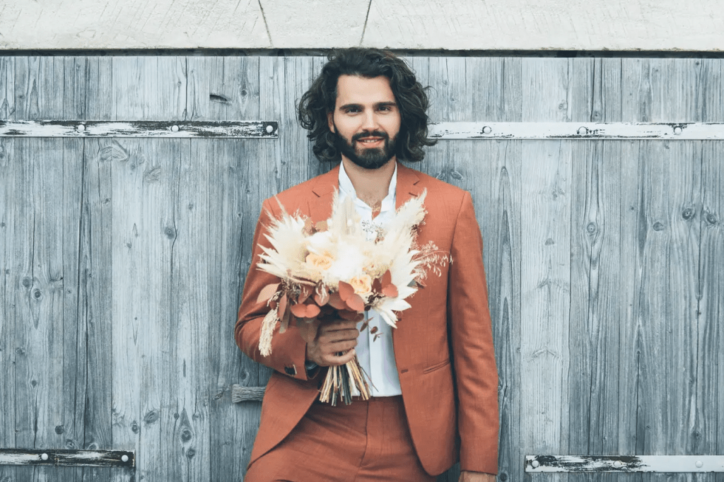 بدلات زفاف العريس أنيقة وعصرية موضة 2022