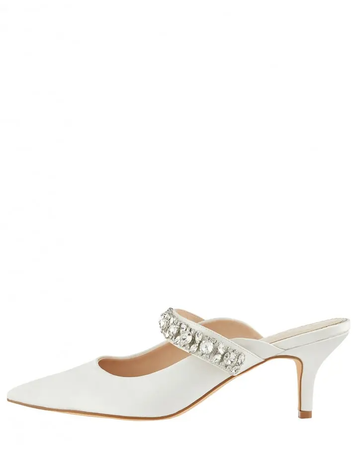 أحذية زفاف مزينة