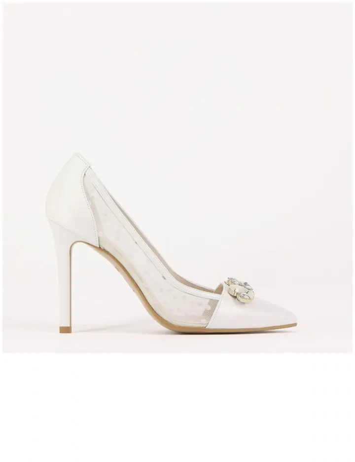 أحذية زفاف مزينة