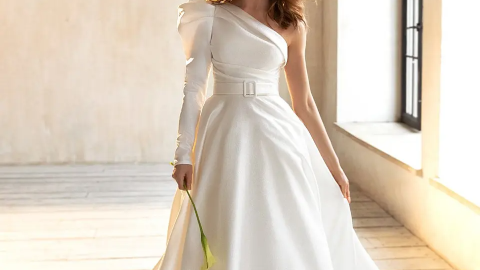 فستان زفاف بكتف واحد مكشوف من أحدث صيحات الموضة