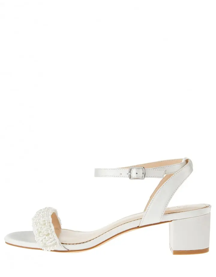 أحذية زفاف مزينة