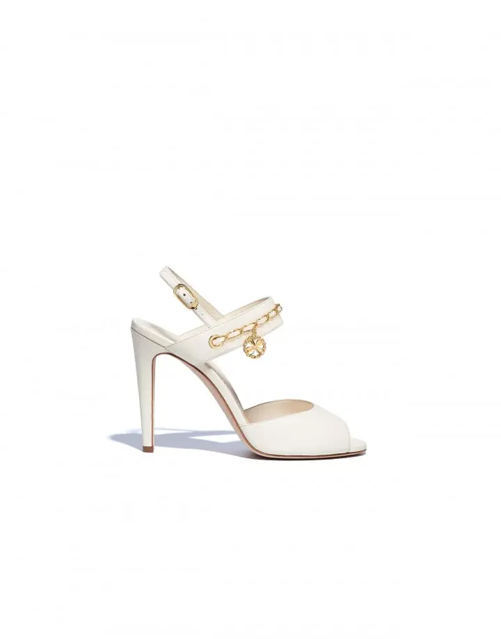 أحذية زفاف مزينة