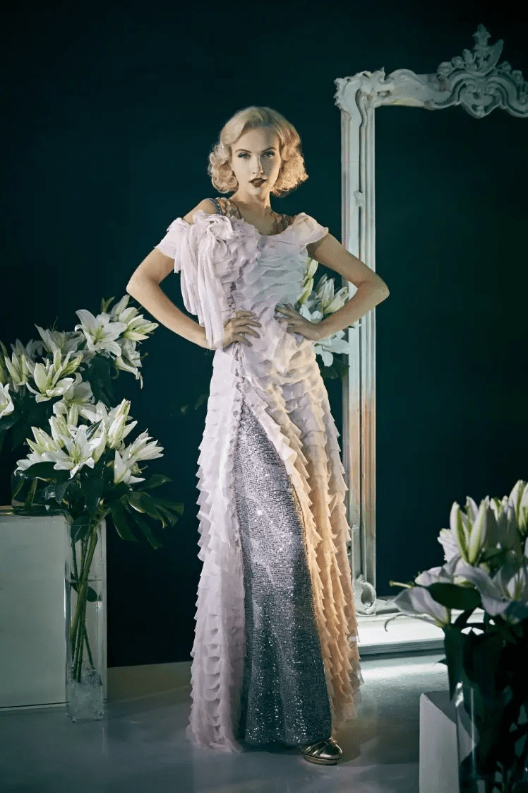 فساتين سهرة براقة