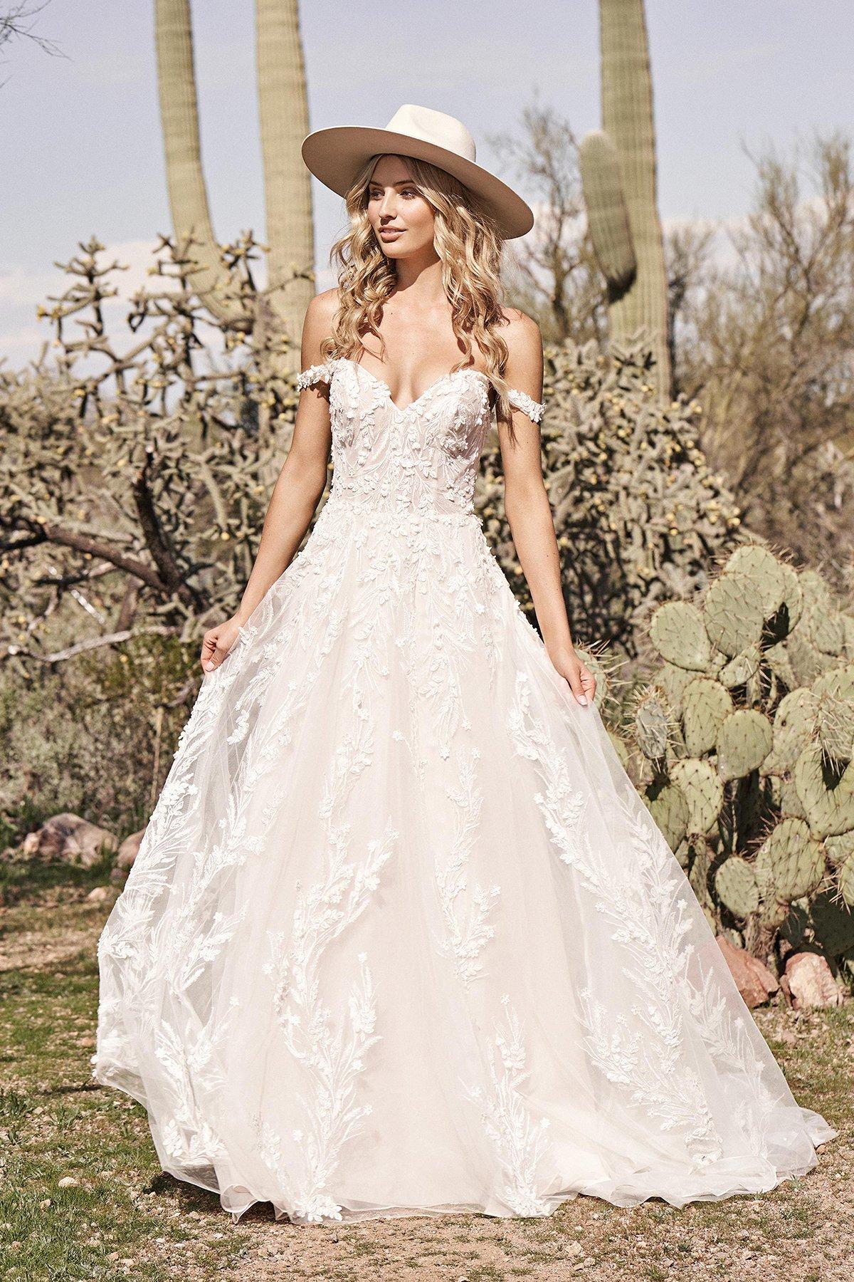 فساتين زفاف ليليان ويست لموسم 2023 لإطلالة كلاسيكية أنيقة