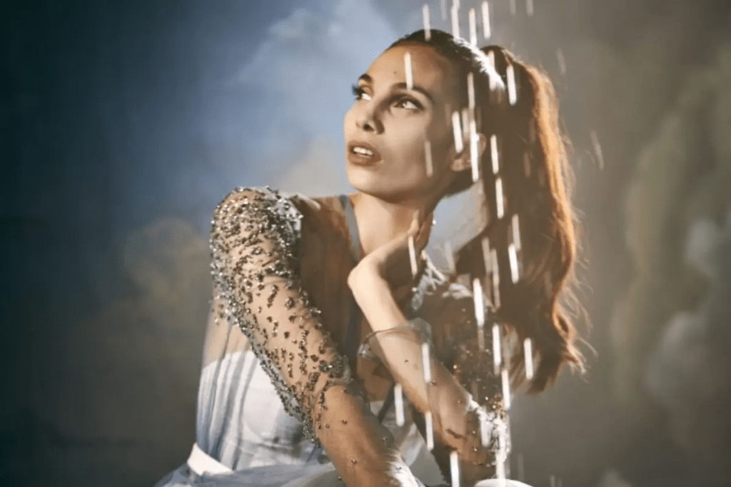 فساتين سهرة براقة من جوليان فورنيه