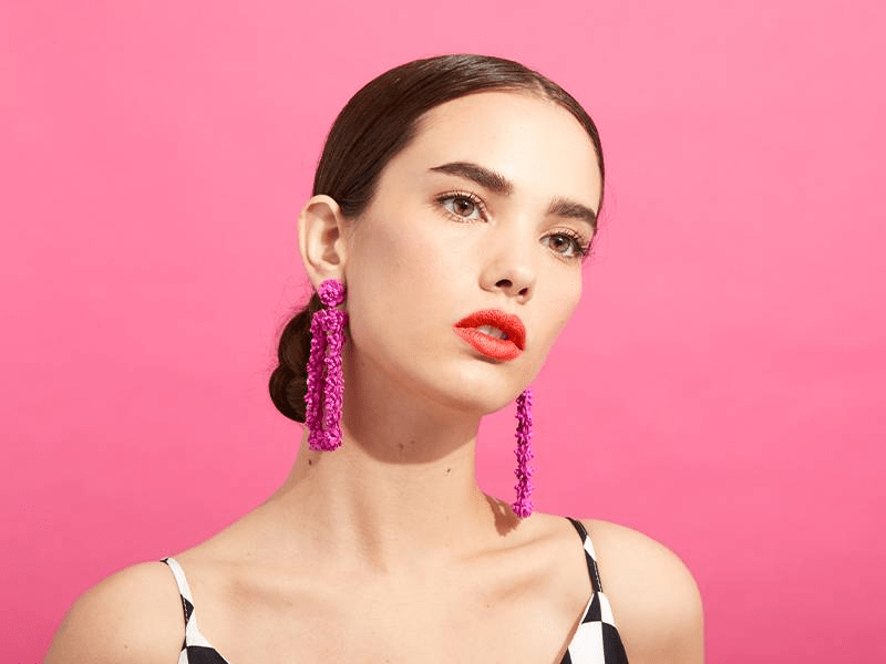 كيف تطبقين أحمر شفاه أحمر اللون للحصول على مظهر يتناسب مع جمالك